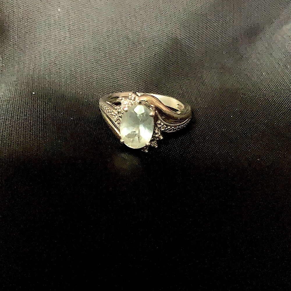 Size 4 genuine aquamarine gemstone ring.